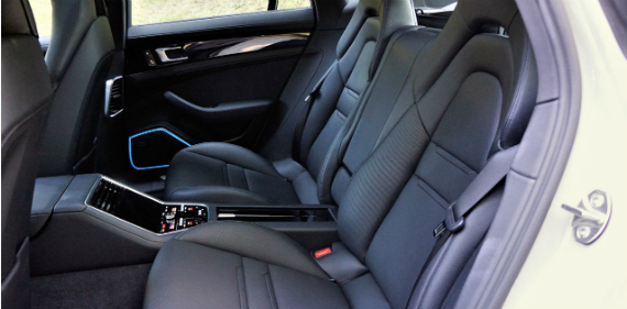 18_porsche_panamera_4_rear-seat