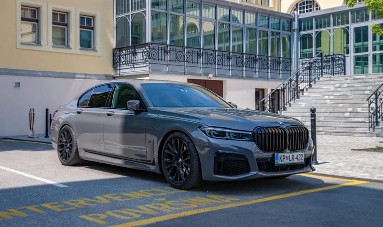 Luxury Car Connectivity Features Compared: OnStar vs. BMW ConnectedDrive